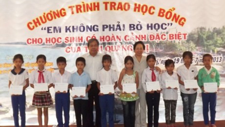 ท่านเหงวียนถิ่ยวาน รองประธานประเทศเวียดนามมอบทุนการศึกษาให้แก่เด็กยากจน